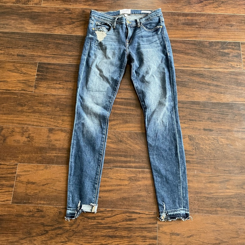 FRAME Le Skinny de Jeanne distressed sz 26